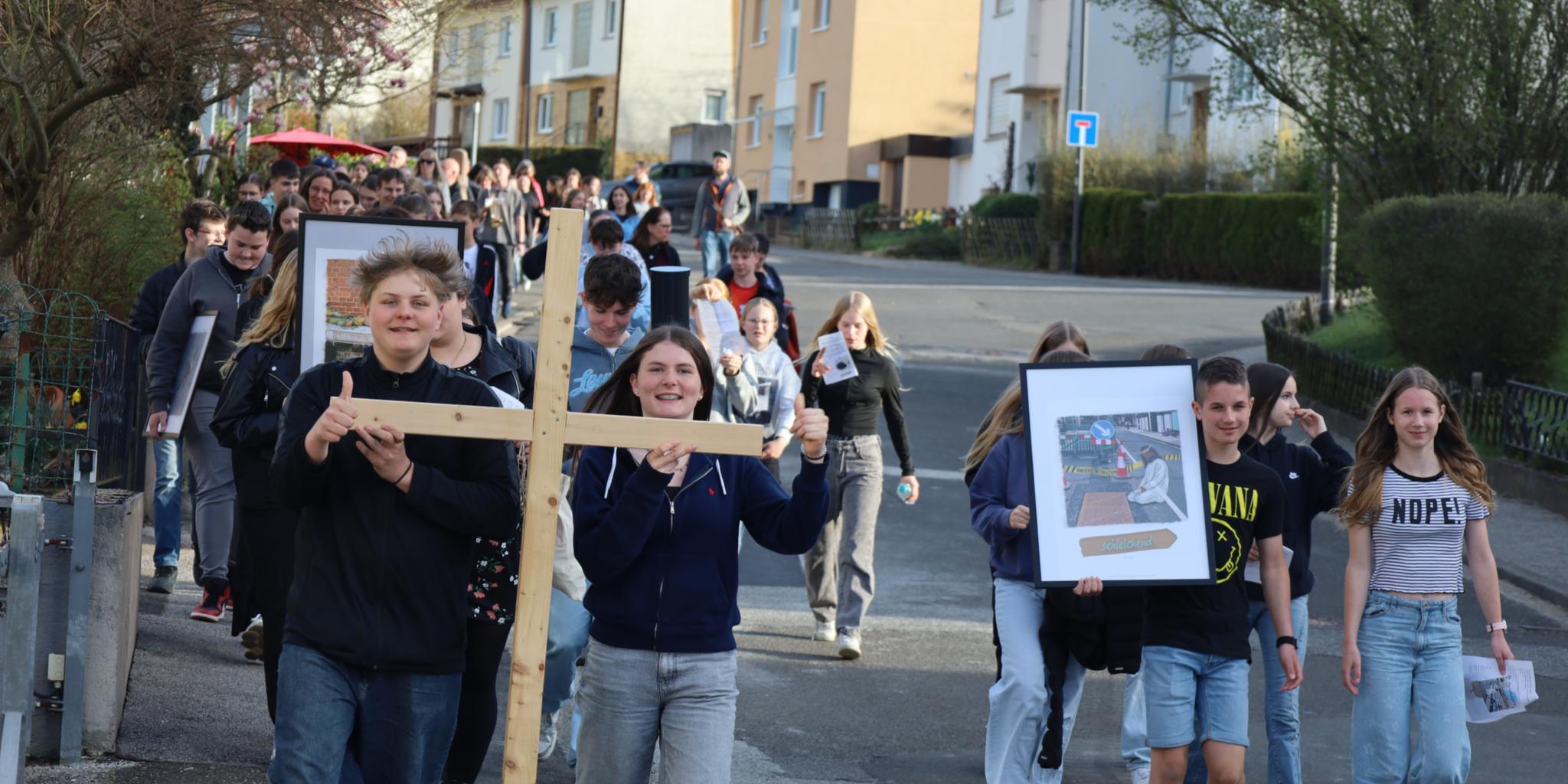 Auch in diesem Jahr fand wieder ein Jugendkreuzweg in Simmern statt (c) Claudia Jörg Auch in diesem Jahr fand wieder ein Jugendkreuzweg in Simmern statt