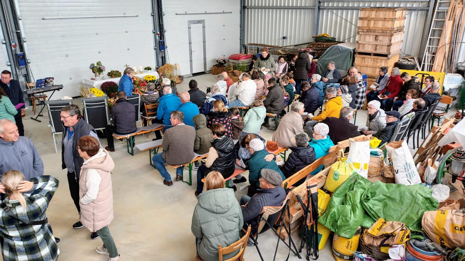 In Wahlbach wurde auf einem Bauernhof Erntedank gefeiert