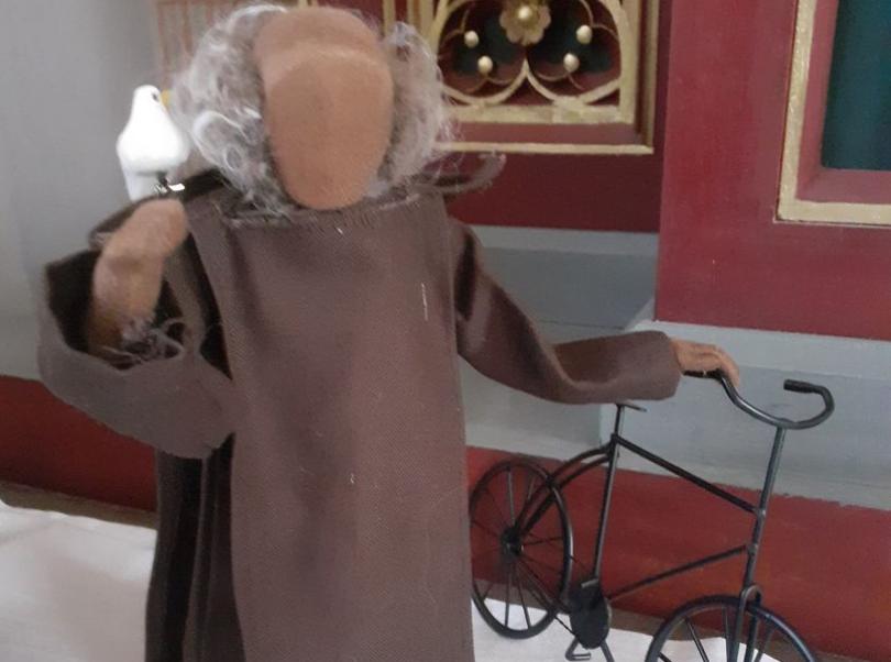 Franziskus mit dem Fahrrad
