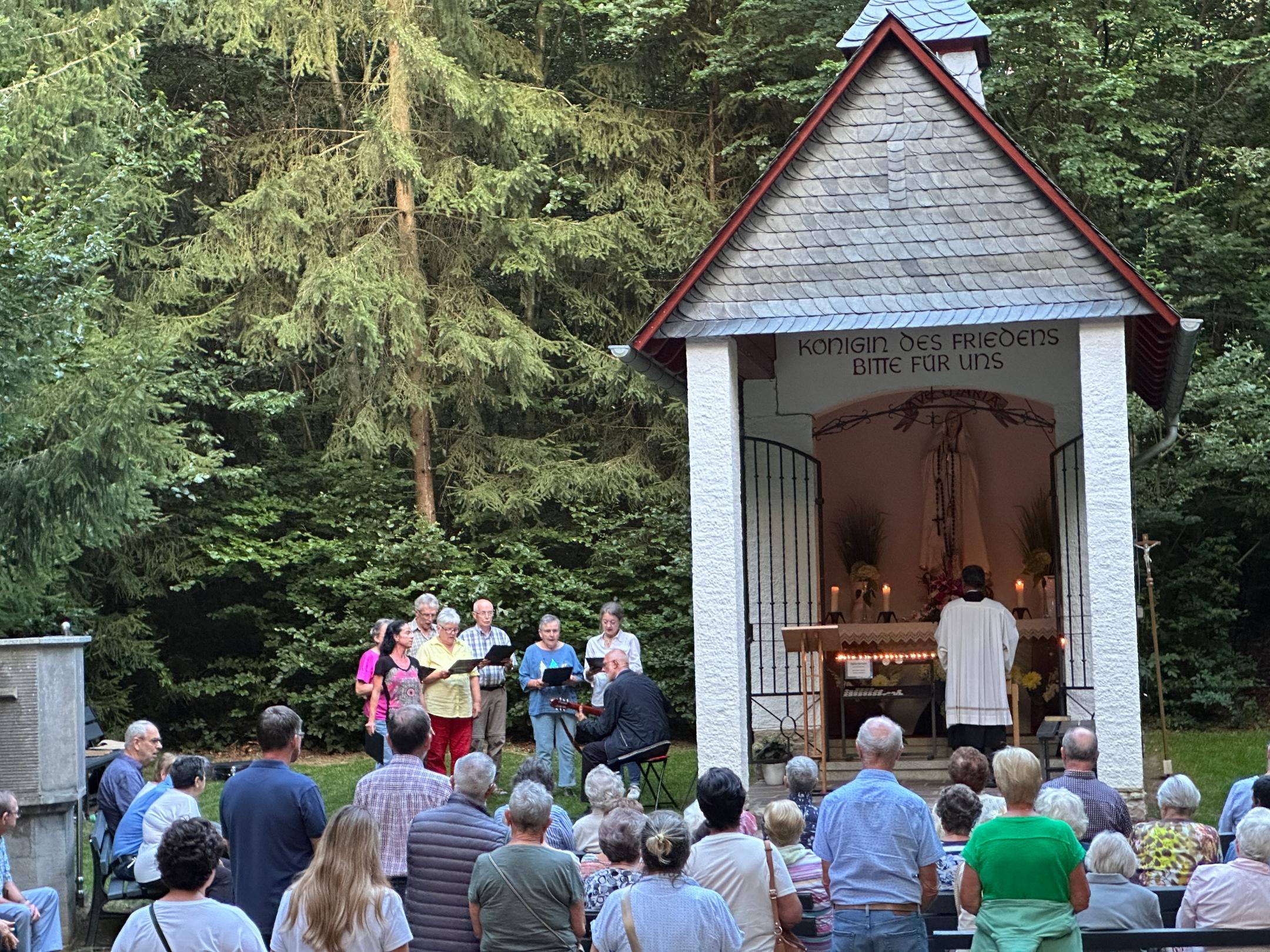 Kirchenchor Kisselbach gestaltete die Lichterprozession musikalisch mit