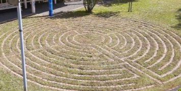 Labyrinth im Pfarrgarten