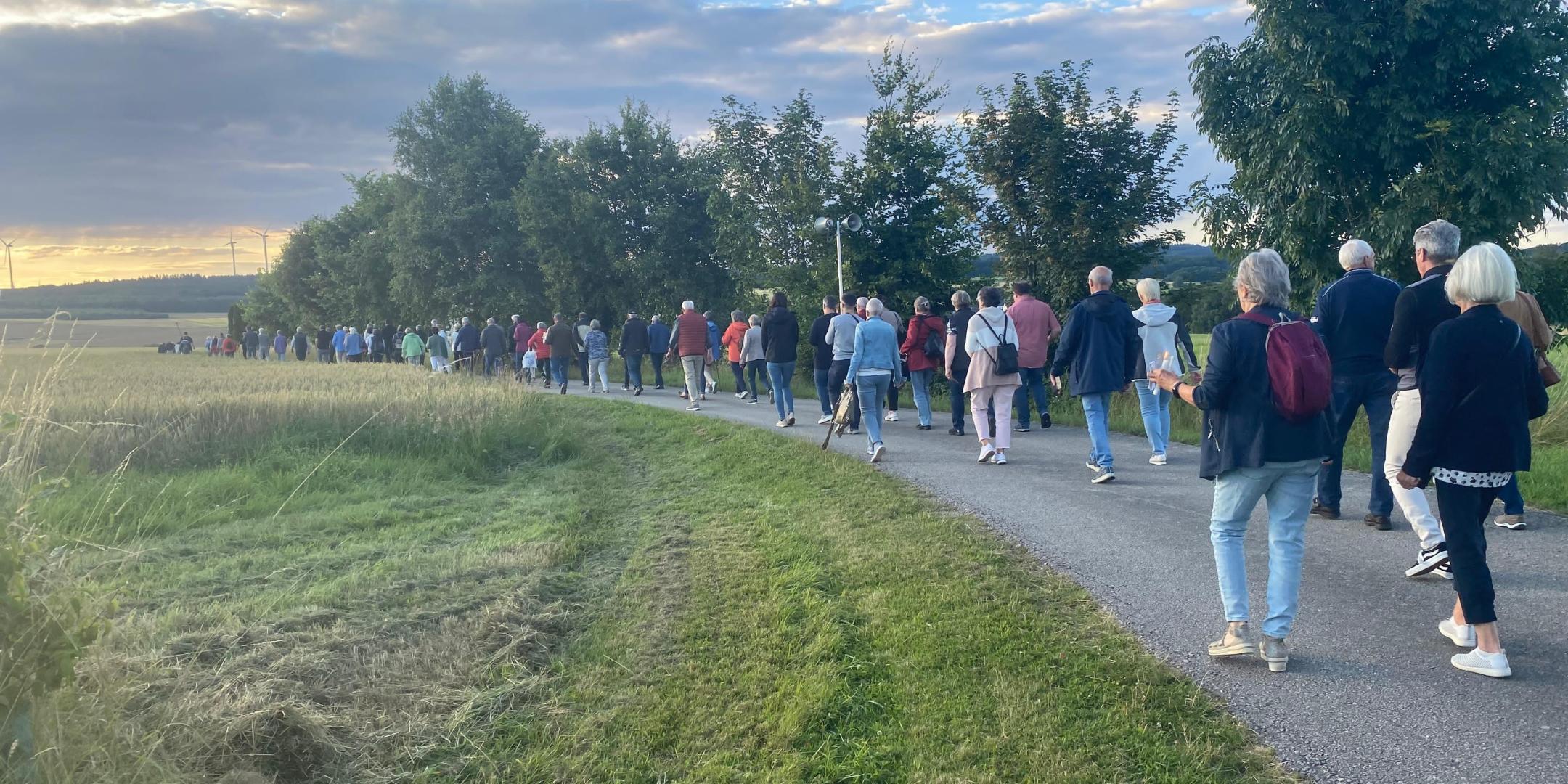 Die Gläubigen auf dem Rückweg in die Kirche in Kisselbach, wo sie den sakramentalen Segen empfangen.