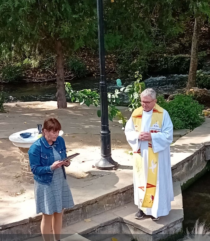 Pastor Schultz mit Bettina Klöckner beim Gottesdienst