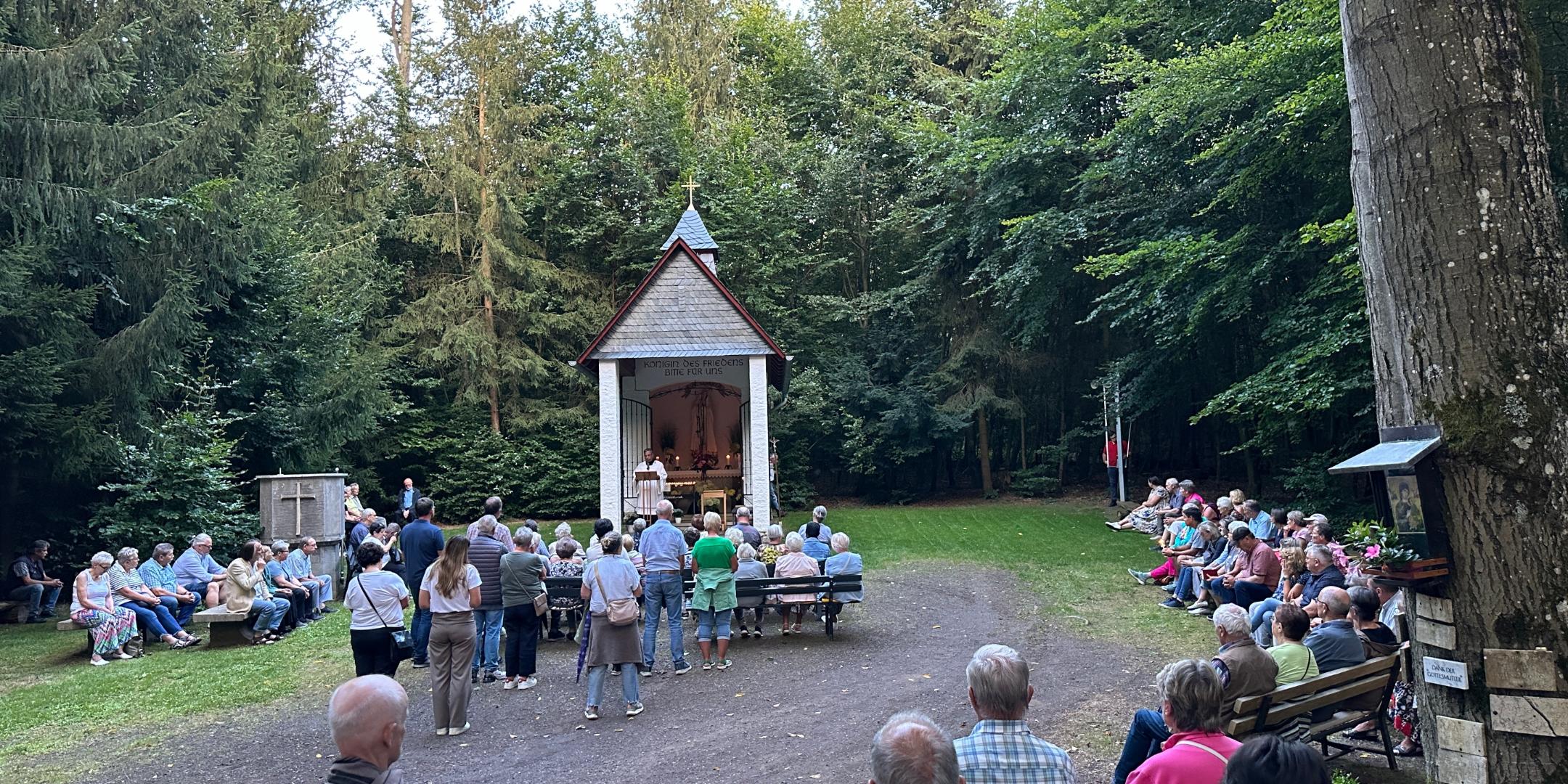 Pater Andreas im August 2024 an der Waldkapelle