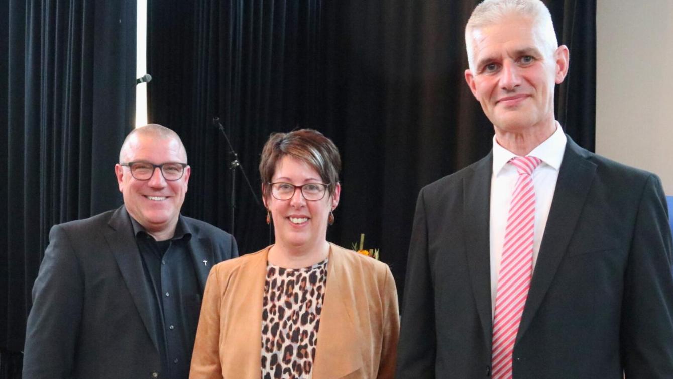 Der neue Gesamtschulleiter der Alfred-Delp-Schule in Hargesheim, Frank Klemm (rechts), wurde unter anderem von Kerstin Schmitz-Stuhlträger, Leiterin des Arbeitsbereichs Kirchliche Schulen im Bischöflichen Generalvikariat und Matthias Struth, Leiter des Bereichs Kinder, Jugend und Bildung im Bischöflichen Generalvikariat, begrüßt.