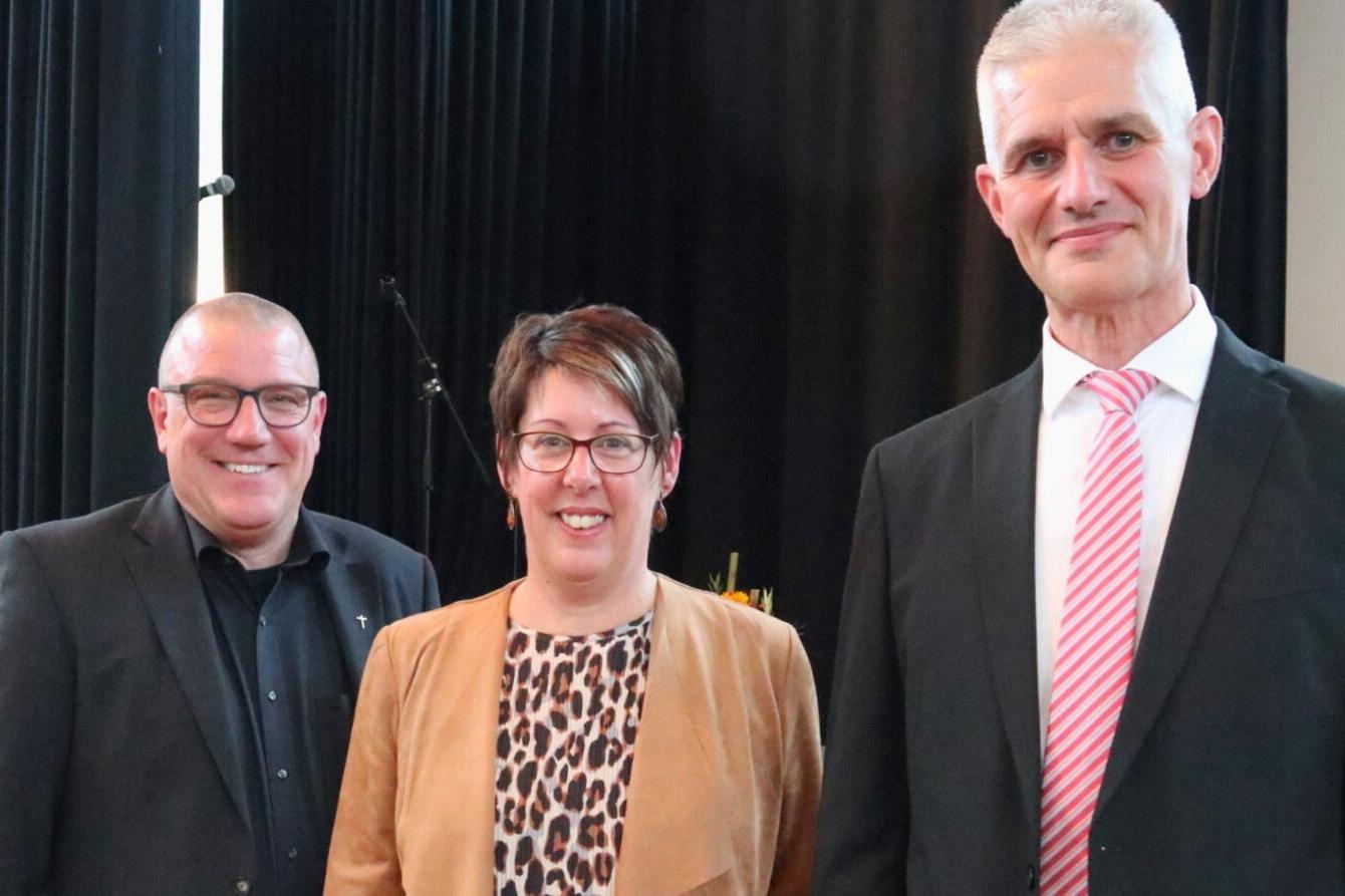 Der neue Gesamtschulleiter der Alfred-Delp-Schule in Hargesheim, Frank Klemm (rechts), wurde unter anderem von Kerstin Schmitz-Stuhlträger, Leiterin des Arbeitsbereichs Kirchliche Schulen im Bischöflichen Generalvikariat und Matthias Struth, Leiter des Bereichs Kinder, Jugend und Bildung im Bischöflichen Generalvikariat, begrüßt.