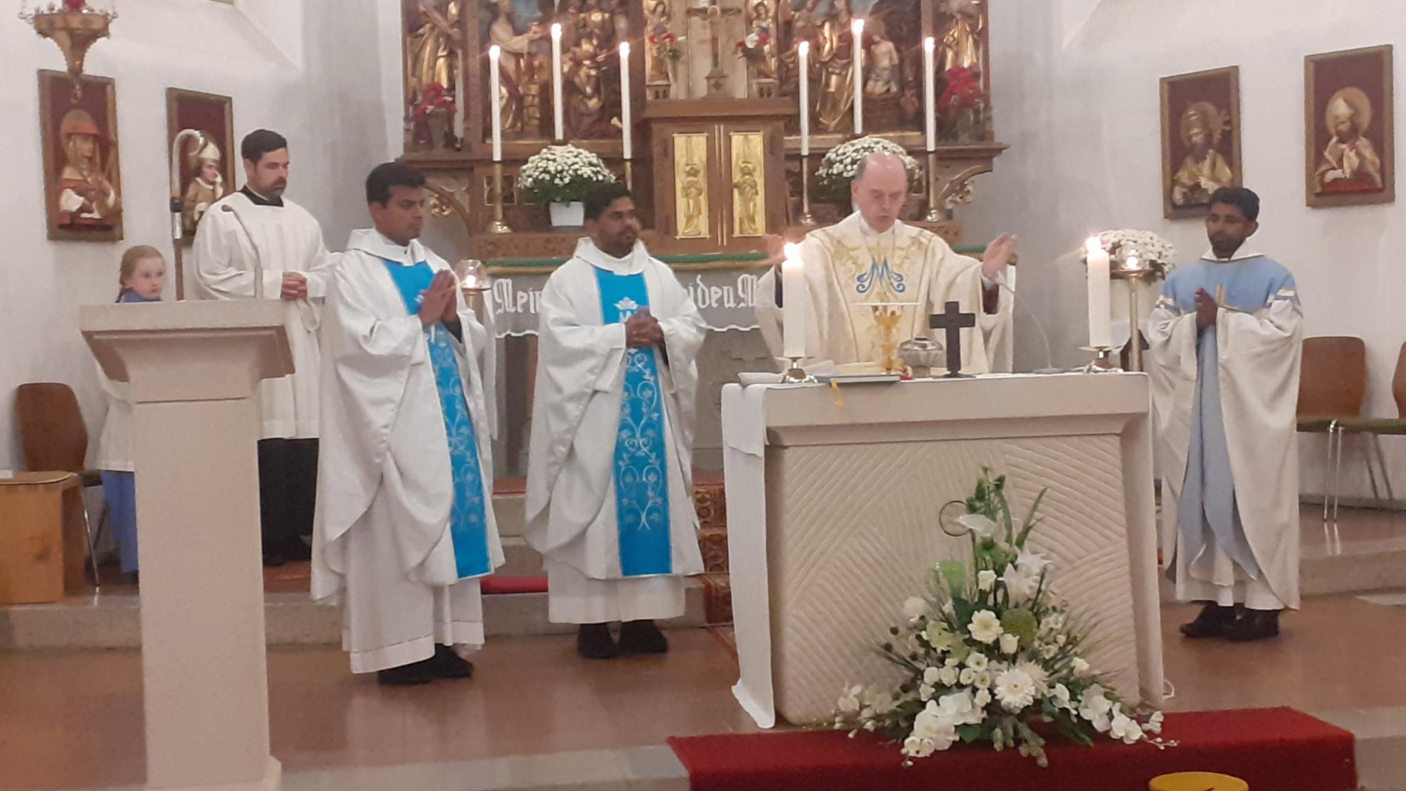 Weihbischof Brahm feiert die Heilige Messe in der Kirche in Kisselbach