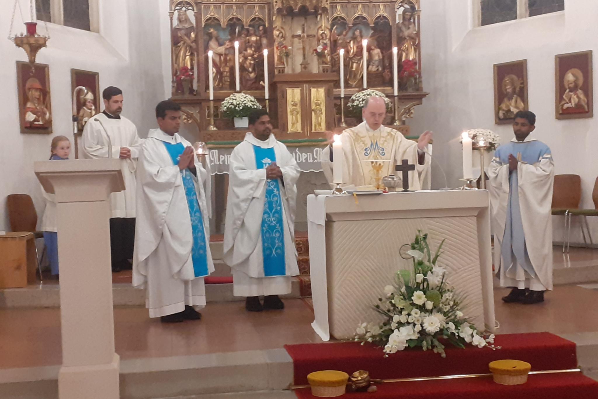 Weihbischof Brahm feiert die Heilige Messe in der Kirche in Kisselbach