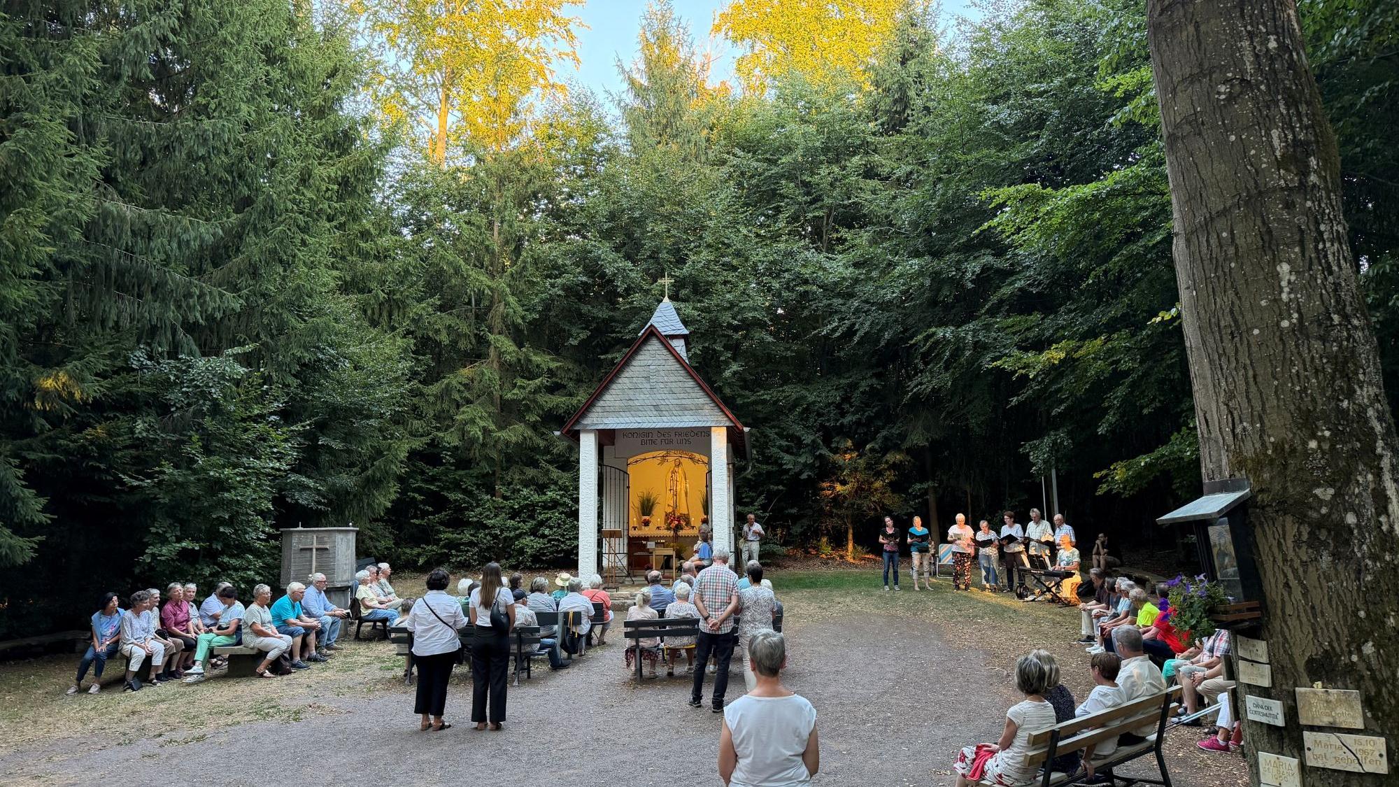 auch an der Waldkapelle wird für den Frieden gebetet